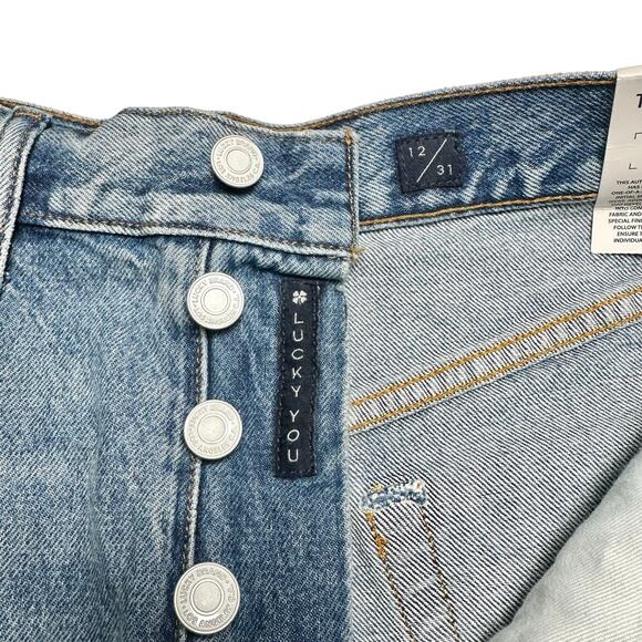 Lucky Brand | Women | Light Wash Raw Hem Button Fly Denim Traveler Shorts | 31 - Picture 9 of 16